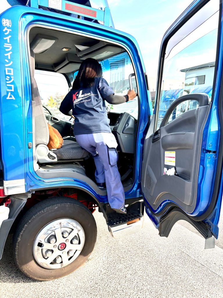 乗り込む後ろ姿シリーズ３